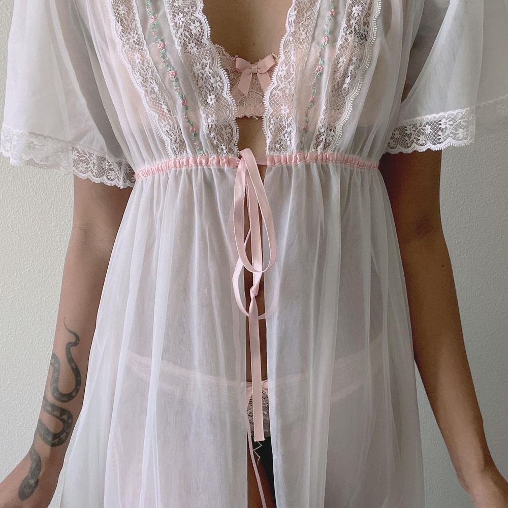 Vintage 1970s sheer white & pink peignoir - Picture 2 of 4